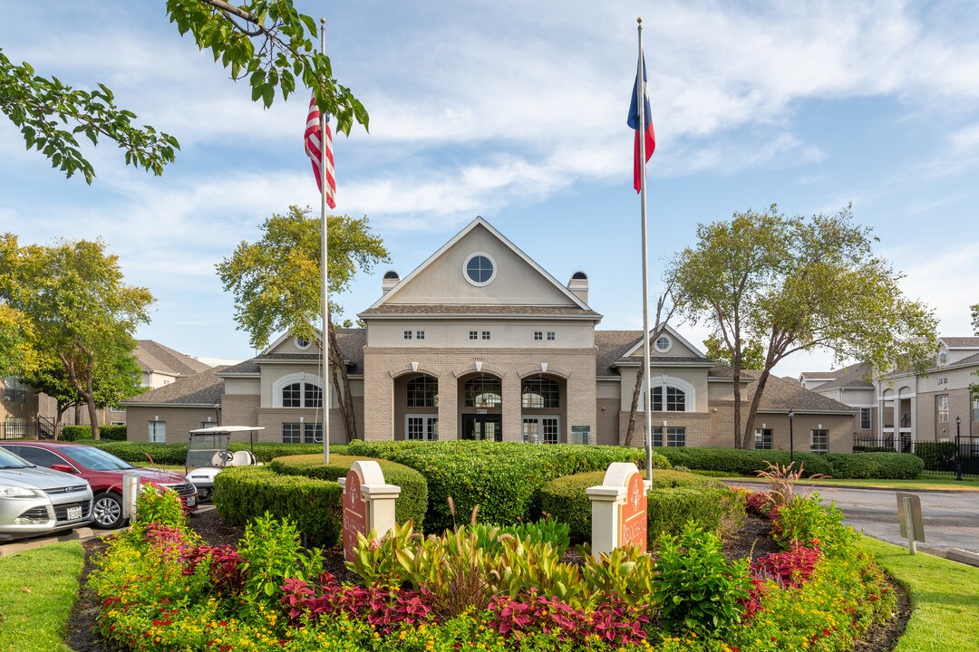 Verlaine on the Parkway in Dallas, TX - Building Photo