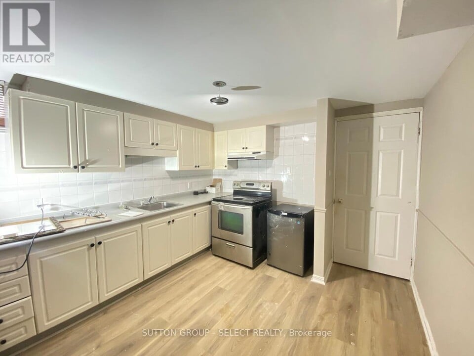 126 St Bees Ct in London, ON - Building Photo