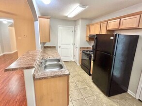 7915 Lowrance Rd in Memphis, TN - Foto de edificio - Building Photo