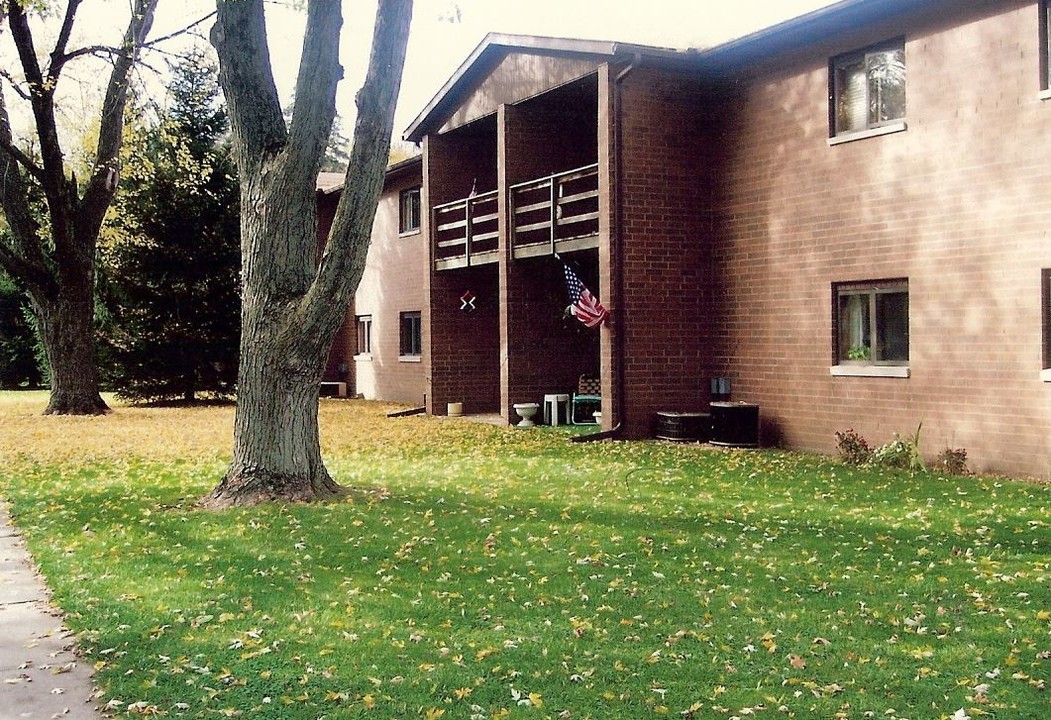 Roselawn Apartments in La Porte, IN - Foto de edificio