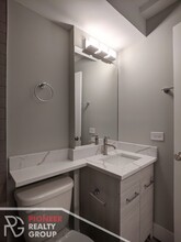 503 W Barry Ave, Unit 224 in Chicago, IL - Building Photo - Building Photo