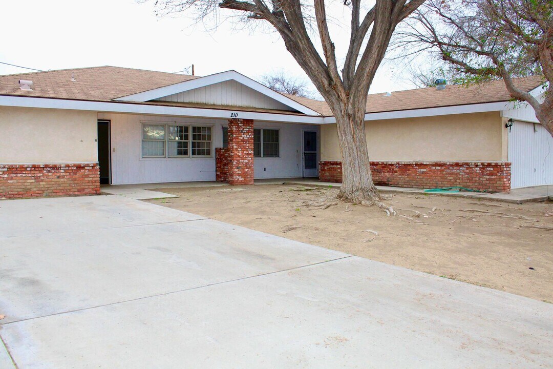 210 Douglas St in Bakersfield, CA - Building Photo