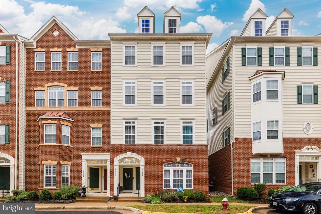 25390 Patriot Terrace in Aldie, VA - Building Photo