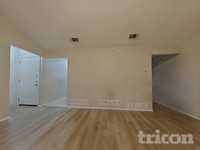 5929 Birchhill Rd in Watauga, TX - Foto de edificio - Building Photo