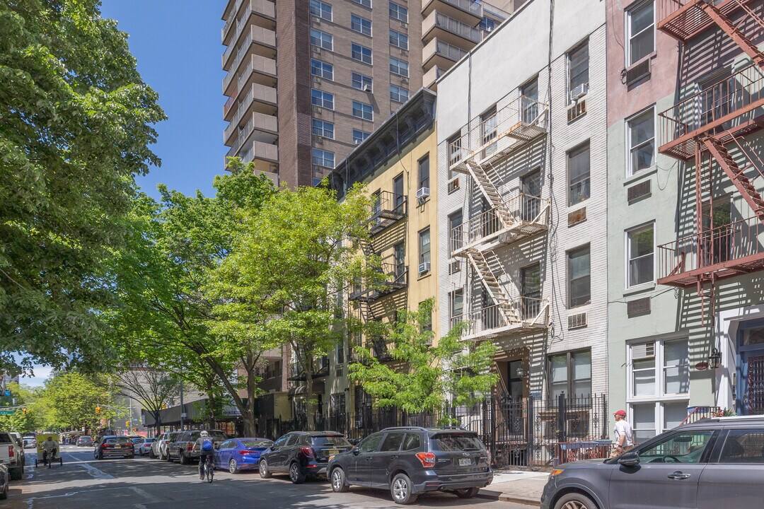 409 E 85th St in New York, NY - Building Photo