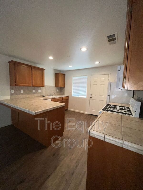 2232 W Lark Ave in Visalia, CA - Building Photo - Building Photo