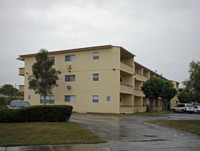 Cutlerwood Apartments in Miami, FL - Building Photo - Building Photo