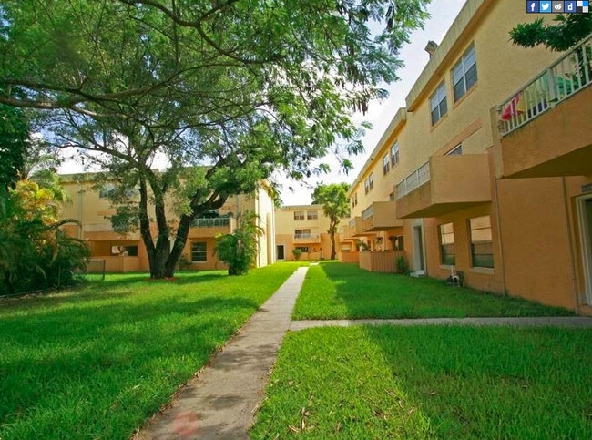 Treetop Apartments in Miami, FL - Building Photo - Building Photo