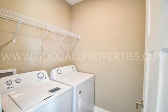 1085 Cedar St in Waukee, IA - Foto de edificio - Building Photo