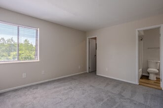 Commons At Waters Edge in Columbus, OH - Building Photo - Interior Photo
