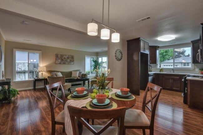 12 Camellia Ct in East Palo Alto, CA - Foto de edificio - Building Photo