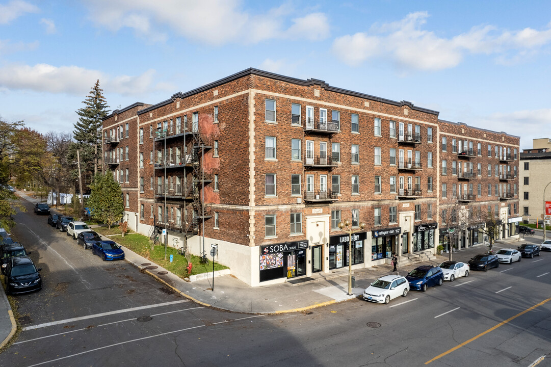 5219-5227 Sherbrooke O in Montréal, QC - Building Photo