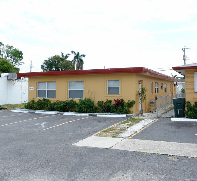 Duplex in Hallandale Beach, FL - Building Photo - Building Photo