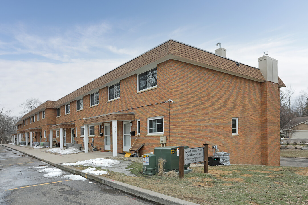 McMenemy Place Condominiums in Maplewood, MN - Building Photo