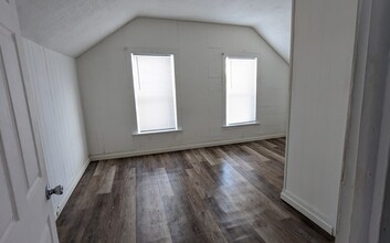 1079 1st St, Unit 2 in Muskegon, MI - Foto de edificio - Building Photo