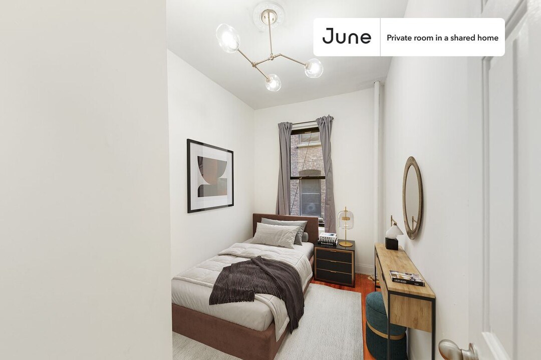 Private bedroom in 3 bed/1 bath Home in New York, NY - Building Photo