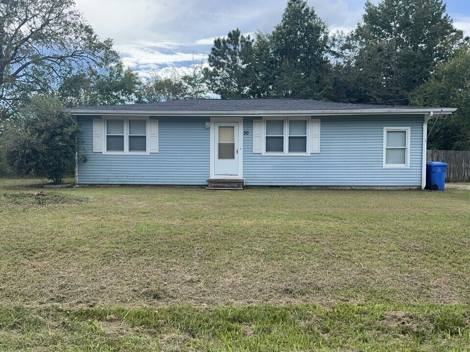 30 East Dr in Jacksonville, NC - Building Photo