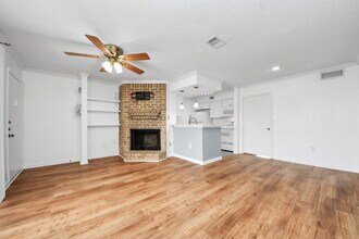 250 El Dorado Blvd in Webster, TX - Building Photo - Building Photo