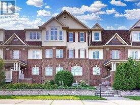 595 Dundas St W in Mississauga, ON - Building Photo