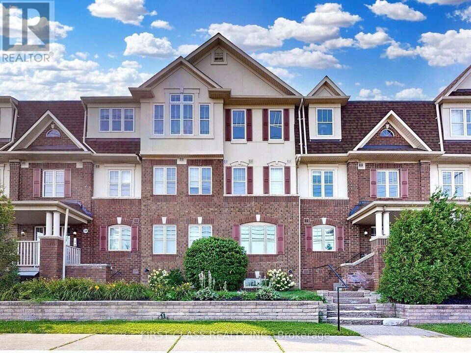 595 Dundas St W in Mississauga, ON - Building Photo