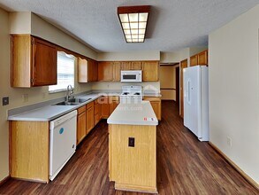 12098 Mallard Pond Dr in Pickerington, OH - Building Photo - Building Photo