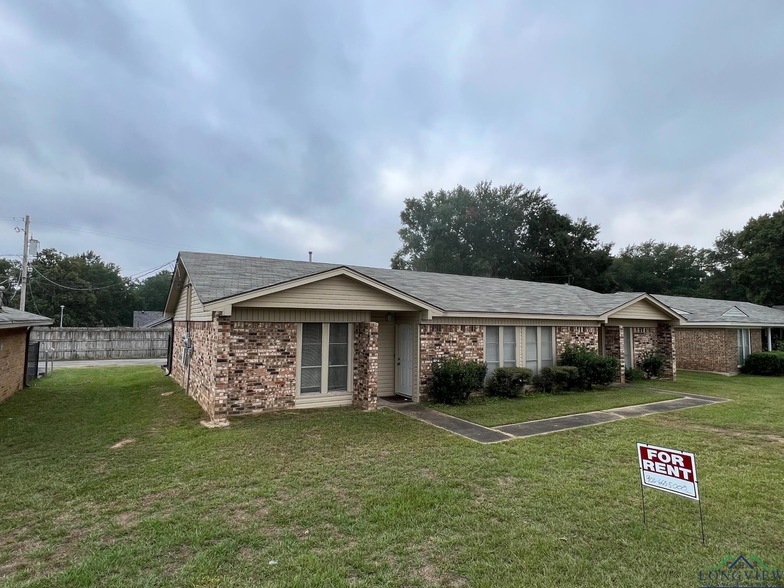 1106 E Fairmont St in Longview, TX - Building Photo