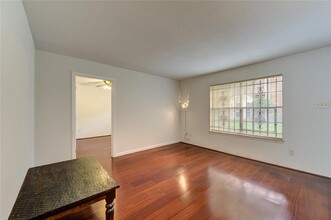 10363 Briar Forest Dr in Houston, TX - Foto de edificio - Building Photo