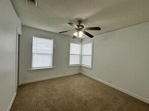 415 N Doak St in Taylor, TX - Building Photo - Building Photo