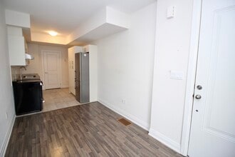 33 Creekbank Rd in North York, ON - Building Photo - Building Photo