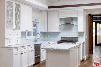 501 Pier Ave in Santa Monica, CA - Building Photo - Building Photo