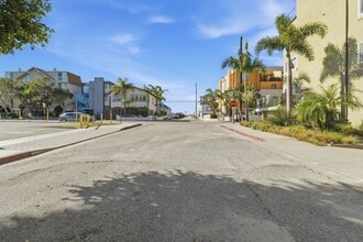 6400 Pacific Ave in Los Angeles, CA - Foto de edificio - Building Photo