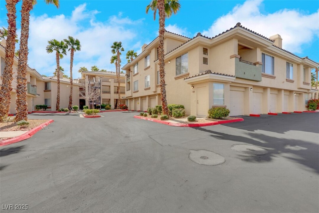 7103 S Durango Dr in Las Vegas, NV - Building Photo