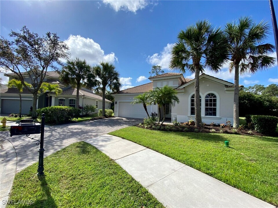 15590 Vallecas Ln in Naples, FL - Building Photo