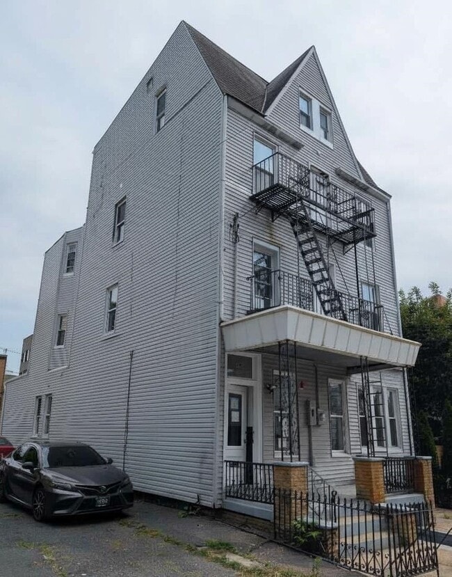 10 Sherman Pl in Jersey City, NJ - Building Photo - Building Photo