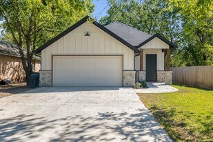 400 Leuty St in Justin, TX - Building Photo