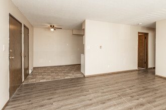 Continental Terrace Apartments in Cedar Rapids, IA - Building Photo - Interior Photo