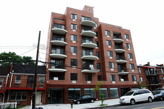 136-16 35th Ave in Flushing, NY - Foto de edificio - Building Photo