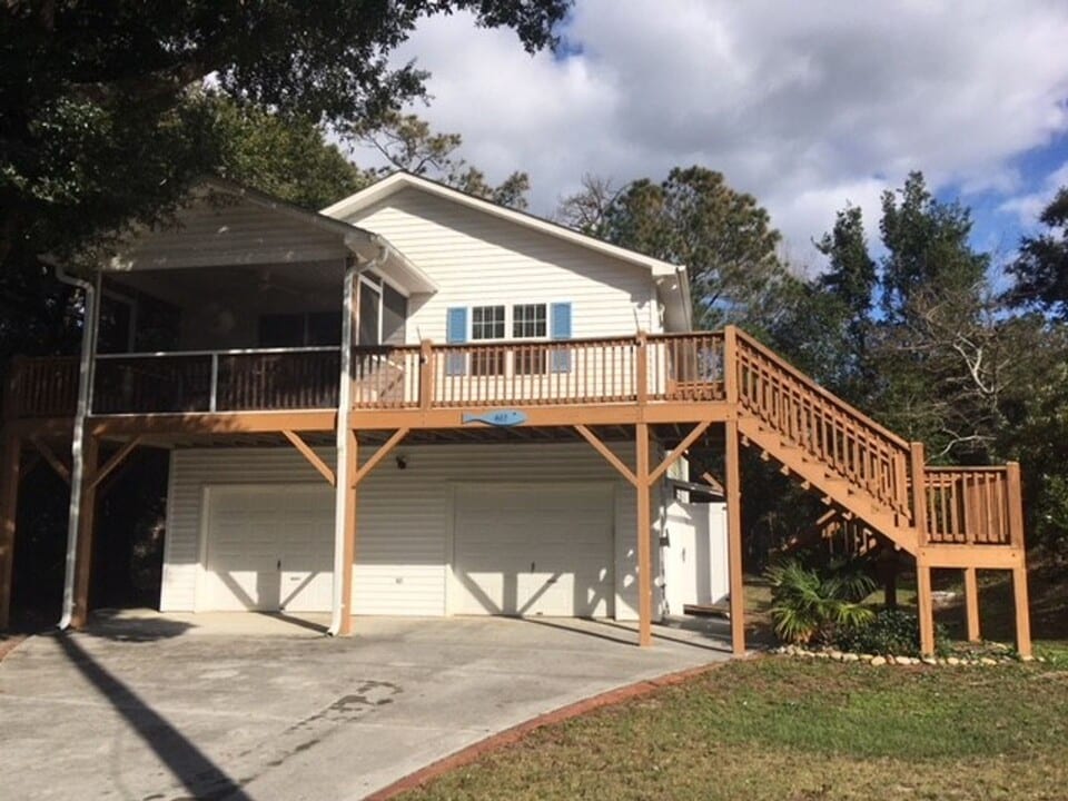 422 Holly St in Emerald Isle, NC - Building Photo
