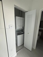 1091 E 17th St, Unit 302 in Hialeah, FL - Building Photo - Building Photo