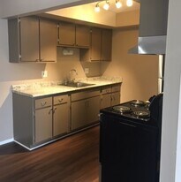 10050 W Nine Mile Rd in Oak Park, MI - Building Photo