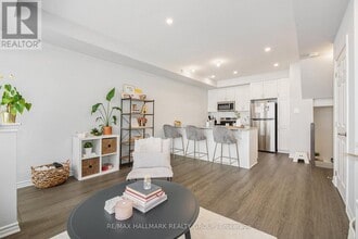 814 Mikinak Rd in Ottawa, ON - Building Photo - Building Photo