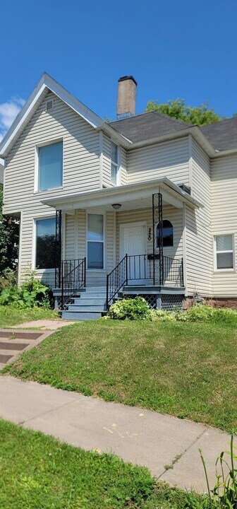 220 N 12th Ave E in Duluth, MN - Building Photo