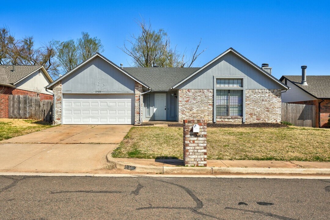 2700 Clover Glen Dr in Edmond, OK - Building Photo