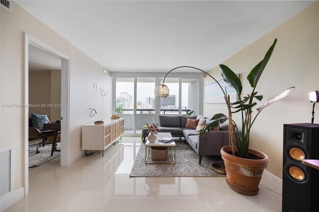 3200 Collins Ave, Unit 12-3 in Miami Beach, FL - Building Photo - Building Photo