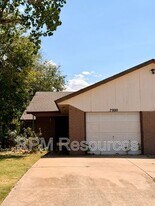 7000 Woodlake Dr in Oklahoma City, OK - Building Photo