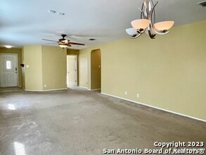 6035 Valparaiso Way in San Antonio, TX - Building Photo - Building Photo