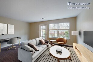 100 Court N Dr in Melville, NY - Building Photo