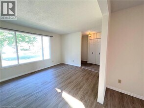 291 Canterbury Dr in Waterloo, ON - Building Photo - Building Photo