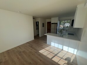 230 W Cedar Ave in Burbank, CA - Building Photo - Building Photo