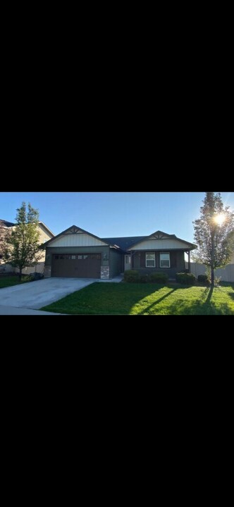 2724 Sommersby Wy N in Meridian, ID - Building Photo
